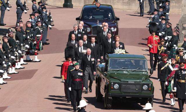 Der Sarg von Prinz Philip wird auf den speziellen Land Rover transportiert
