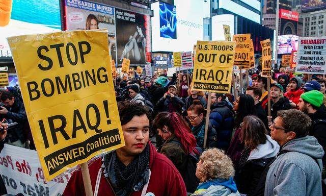 In dutzenden US-Städten sind am Samstag Demonstranten auf die Straße gegangen, um gegen die gezielte Tötung des iranischen Top-Generals Qassem Soleimani bei einem US-Drohnenangriff zu protestieren