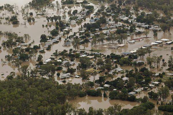 Der halbe Bundesstaat Queensland stand unter Wasser. In manchen Gebieten waren es die schlimmsten Überschwemmungen seit mehr als 50 Jahren, in anderen stand das Wasser so hoch wie nie zuvor seit Beginn der Messungen vor über 100 Jahren.