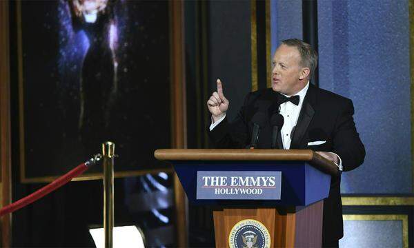 Der ständig ins Lächerliche gezogene Ex-Sprecher von Donald Trump bei den Emmys? Ja, Sean Spicer ironisierte seine Rolle im Weißen Haus und lieferte einen frühen Höhepunkt bei der Verleihung der Emmys 2017: Noch bevor irgendein Preis verliehen wurde, fuhr er mit einem Podium auf die Bühne. "Das wird das größte Publikum sein, das die Emmys je hatten. Punkt", sagte Spicer - eine Anspielung auf seine viel kritisierte - und falsche - Aussage, bei der Amtseinführung Trumps habe es einen Zuschauerrekord gegeben. 