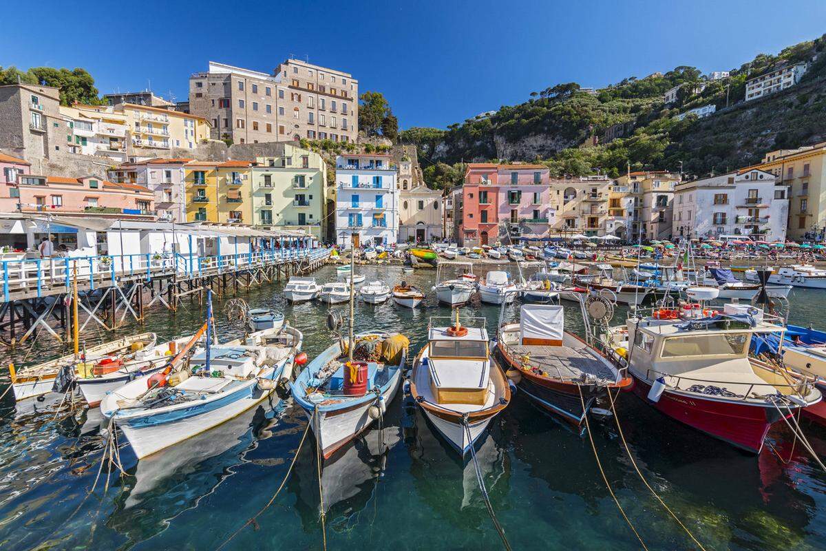 Den Ruf, ein Schnäppchen zu sein, hat auch Capri nicht. Die Insel in der Bucht von Neapel schlägt mit 2922,22 Euro zu Buche.    