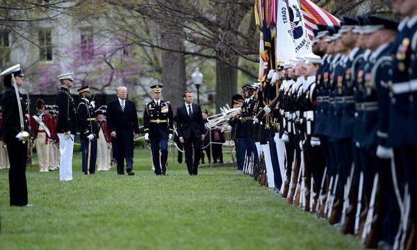 Zum ersten Staatsbesuch seiner Amtszeit hat Trump seinen Gast Macron mit militärischen Ehren vor dem Weißen Haus begrüßt.