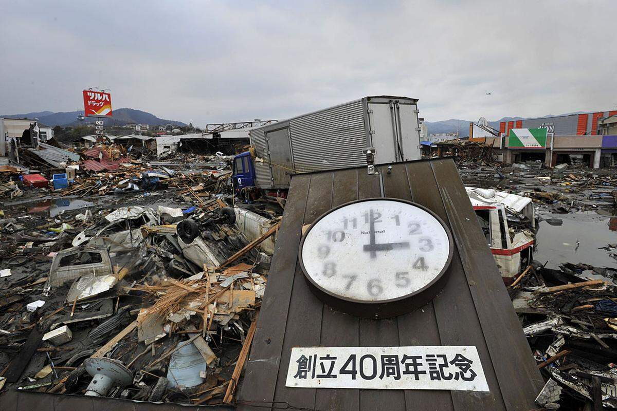 Mittwoch: Die Zeit ist stehengeblieben. Um 3 Uhr traf der Tsunami die Stadt Kesennuma. "40. Jahrestag der Gründung" steht auf der Uhr.
