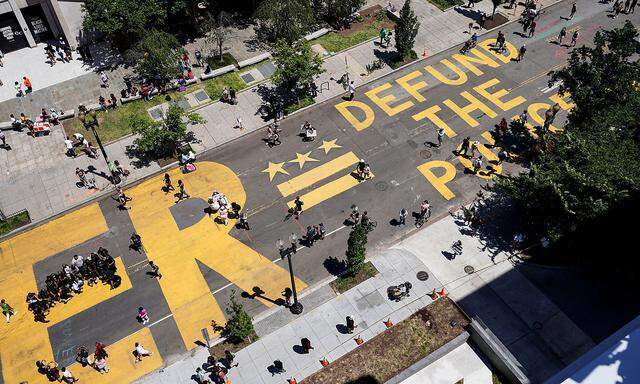 "Defund the Police", Budgetkürzungen für die Polizei, wird den Protesten gefordert.