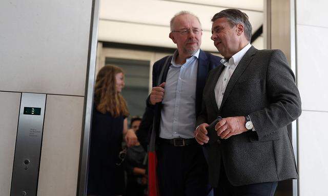 Sigmar Gabriel (re.) mit dem SPD-Abgeordneten Axel Schäfer