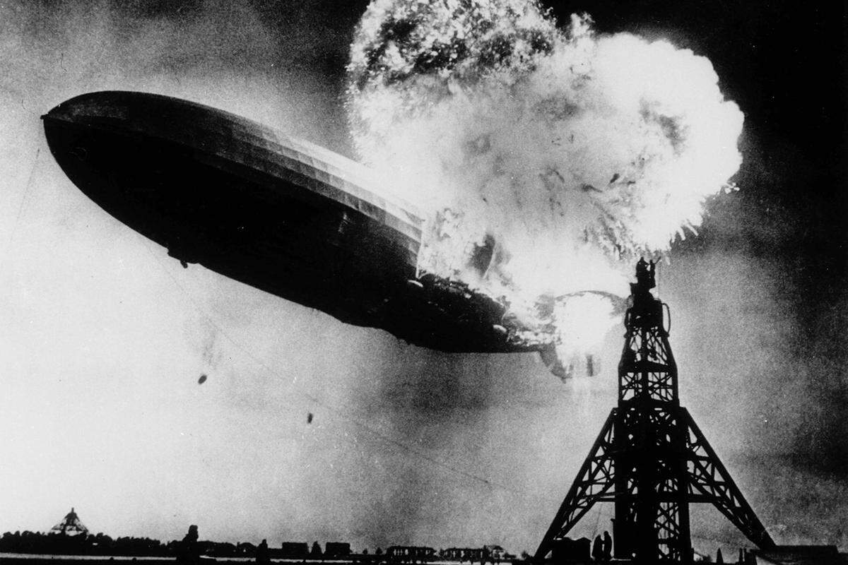 Vor 75 Jahren ist mit der "Hindenburg"-Katastrophe die große Ära der Luftschifffahrt zu Ende gegangen. Die LZ129, das größte je erbaute Luftschiff, fing während des Landevorgangs in Lakehurst (USA) Feuer, woraufhin der mit Wasserstoff gefüllte Flugkörper binnen Sekunden verbrannte. Die 63. Fahrt des Zeppelins "Hindenburg" sollte am 6. Mai 1937 für 13 der 36 Passagiere, 22 der 61 Mann zählenden technischen Besatzung und eine Person aus dem Bodenpersonal den Tod bedeuten.