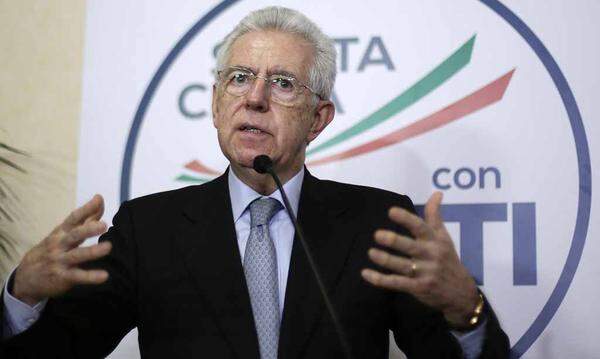 "Einige sind vielleicht von einem etwas besseren Ergebnis ausgegangen, aber ich bin sehr zufrieden", sagte der scheidende Premier Mario Monti trotz des schwachen Abschneidens seines bürgerlichen Bündnisses. Besorgt zeigte er sich wegen der Gefahr der Unregierbarkeit in seinem Land. "Italien muss eine Regierung garantiert werden. Es ist noch zu früh, um an Lösungen zu denken, wir stehen vor einer gravierenden Verantwortung."