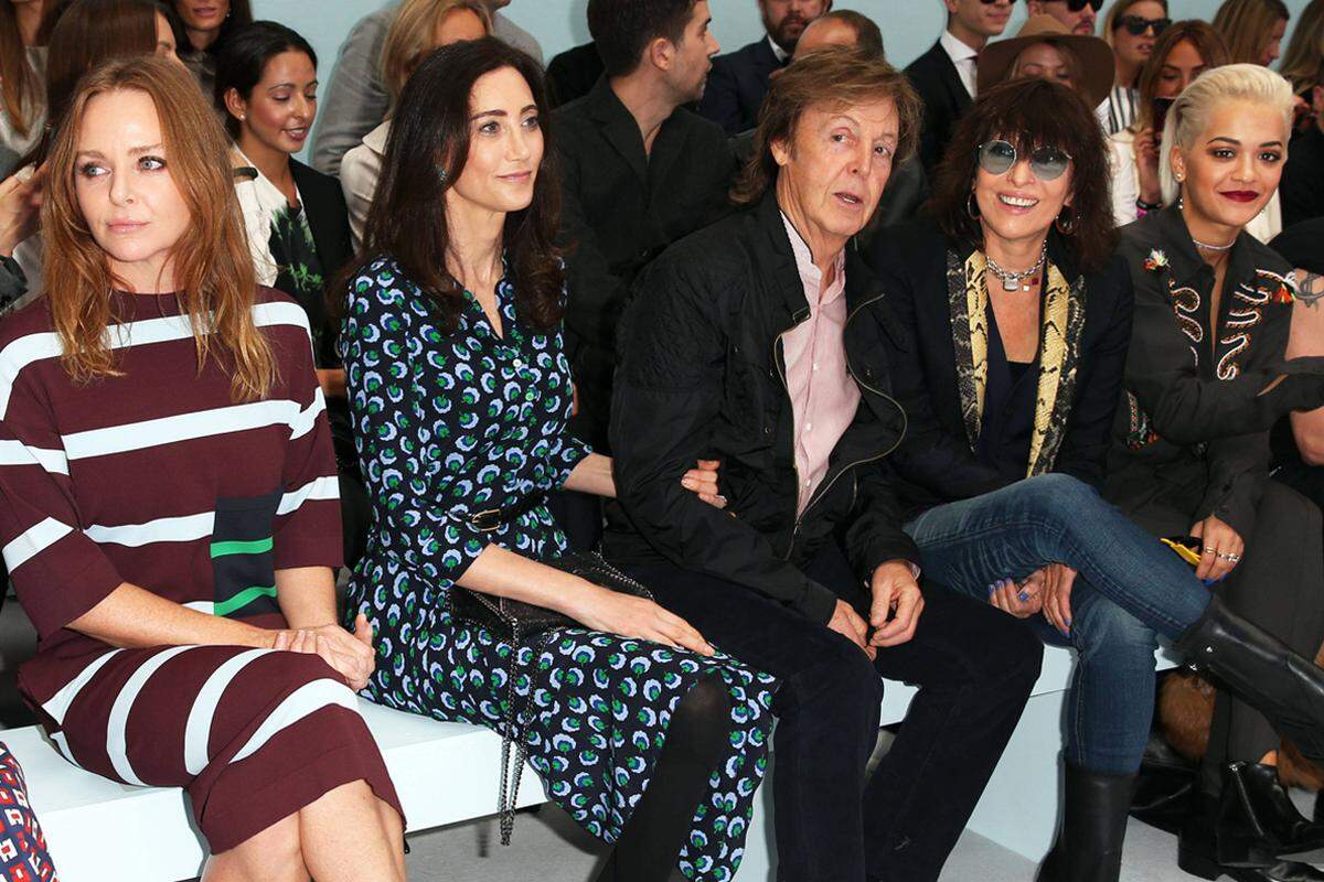 Designerin Stella McCartney nahm gemeinsam mit ihrem Vater Paul McCartney in der ersten Reihe von Hunter Original Platz. Die Überraschung hielt sich in Grenzen, immerhin ist ihr Ehemann Alasdhair Willis Designer der Marke. Popstar Rita Ora durfte ebenfalls in der Beatles-Reihe sitzen.