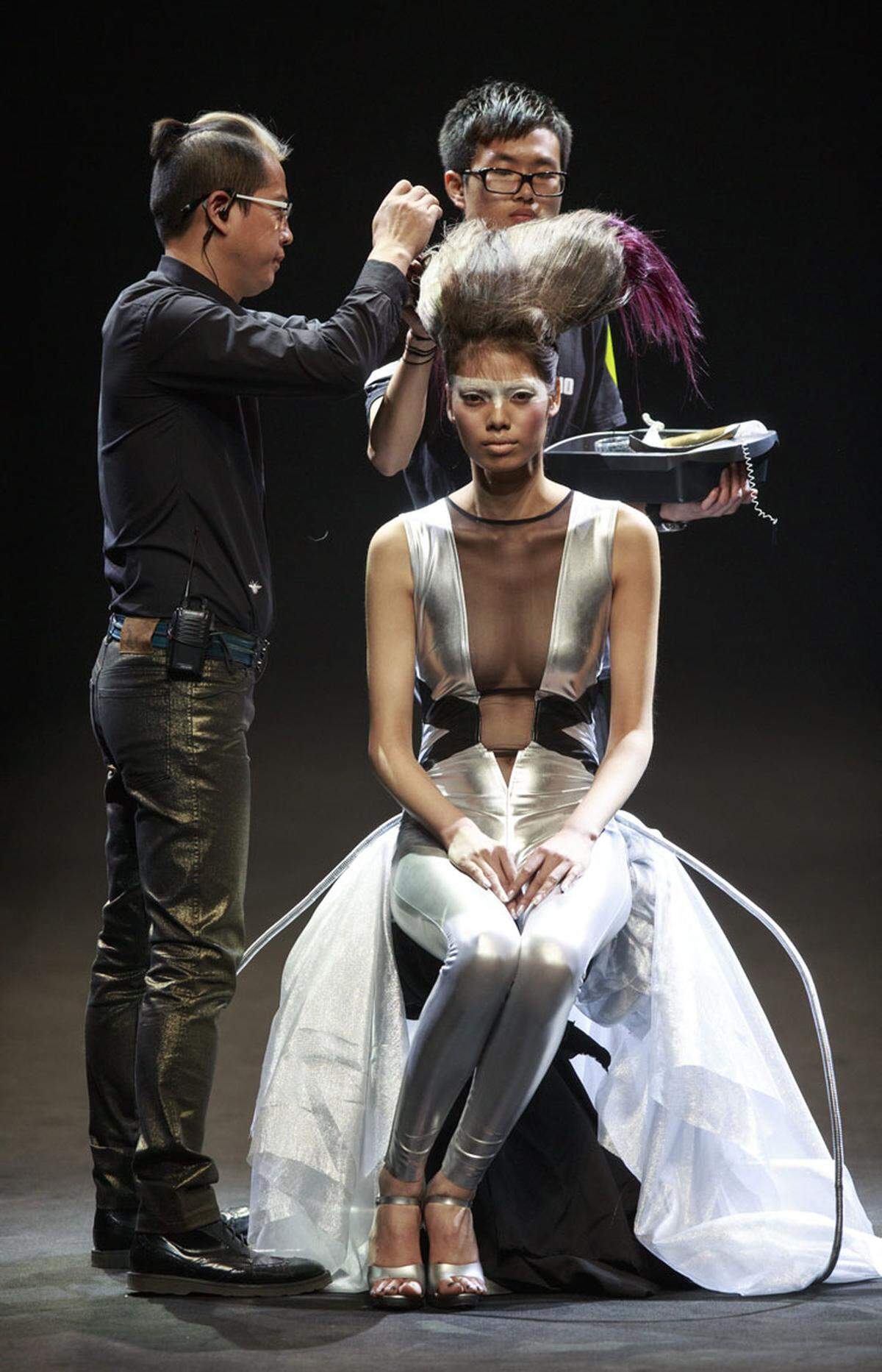 Stylistin Wu Jia  arbeitet mit L'Oréal an den saisonalen Haarstyling Trends und zeichnete auch für das Styling der 20 Models verantwortlich.