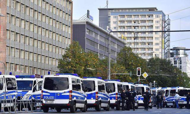 Die Polizei war auch Freitagabend bei mehreren Kundgebungen in Chemnitz gefordert.