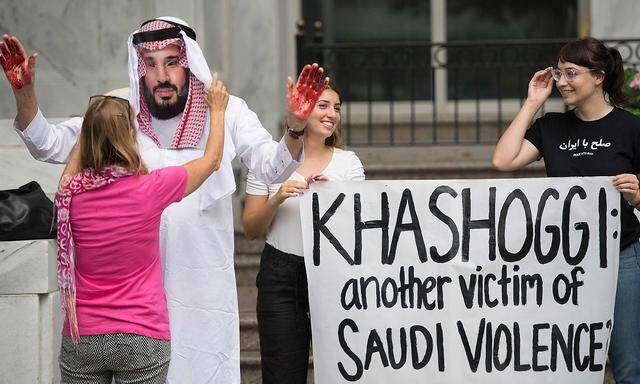 Ein Bild einer Protestaktion in der Türkei, der saudische Kronprinz wird mit Blut an den Händen dargestellt.
