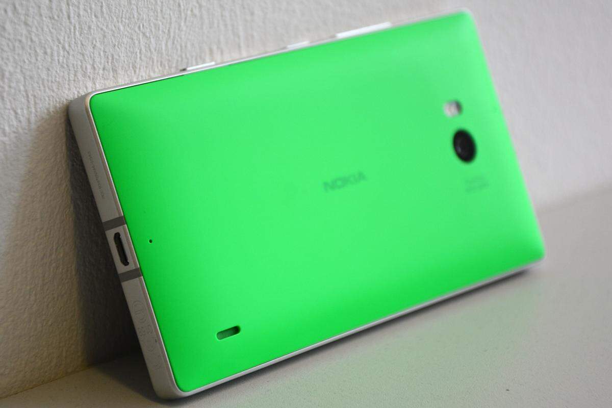 Nokia hat Microsoft mit dem Lumia 930 ein würdiges Top-Smartphone gebaut. Der breite Alurahmen lässt die Form zwar etwas klobig wirken, ist aber ein markantes Designelement.