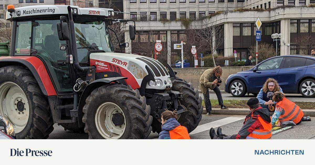 Aktivisten Kleben Sich Am Gürtel Fest Und Errichten Blockade Auf ...