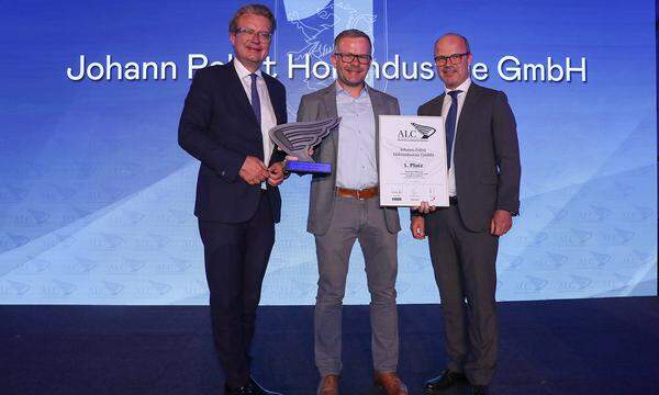 Auszeichnung 1. Platz Großbetriebe National für die Johann Pabst Holzindustrie GmbH (v. l.): Landeshauptmann Christopher Drexler, Johann Pabst Holz-Marketingleiter Florian Pabst und Styria Media-Vorstandsvorsitzender Markus Mair.