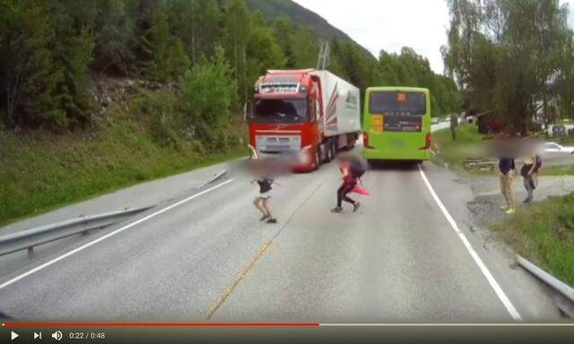 Der Lkw kann gerade noch stoppen.