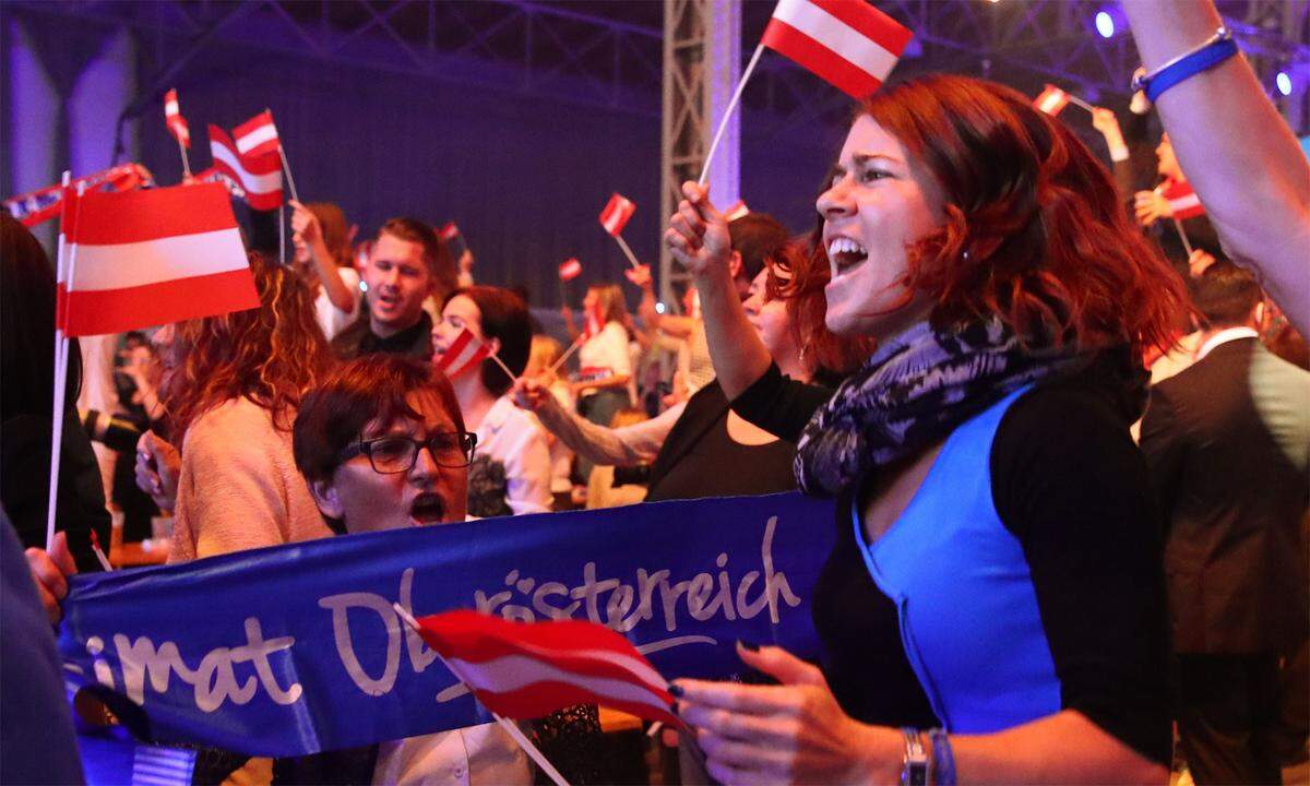Eine etwas unentschlossene Feierkultur zeigte die FPÖ nach dem Wahlerfolg vom Sonntag. Ab dem frühen Abend hatten sich die blauen Anhänger in der Marx-Halle versammelt. Während sich die Fans der Stimmung voll hingaben, waren kaum Politiker in der Halle zu sehen. (Eine Reportage von Rosa Schmidt-Vierthaler)