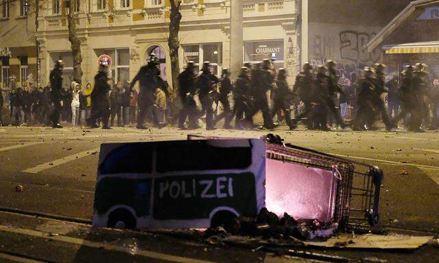 Die Polizei war in Leipzig-Connewitz mit Gewalt von Feiernden konfrontiert. Auch ein brennender Einkaufswagen wurde in Richtung der Beamten gerollt.