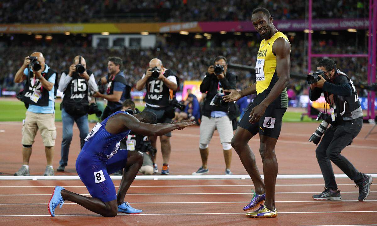 Der Weltmeister verneigt sich vor dem Größten: Justin Gatlin huldigt Sprintstar Usain Bolt, der sich bei seiner Abschiedsvorstellung mit Bronze begnügen musste.