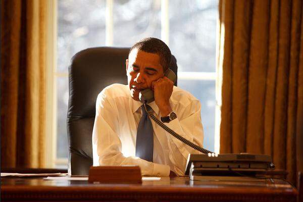 Obamas erster Tag im Weißen Haus am 21. Jänner 2009 begann wie so viele andere: Mit geschlossenen Augen, den Telefonhörer in der Hand, im Gespräch mit ausländischen Staatschefs.
