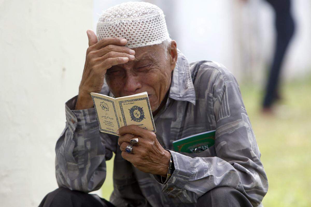Dieser Mann betet an einem Massengrab der Opfer in Banda Aceh.