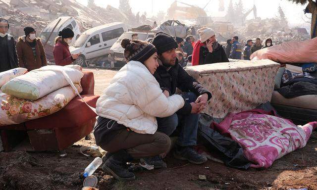 Überlebende des Erdbebens in der Türkei. In Österreich wird Hilfe gesammelt.