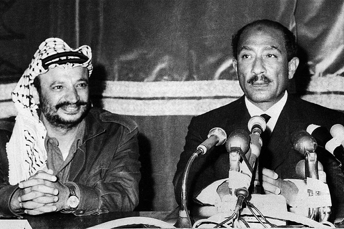 1970 erlebt Arafat eine seiner größten Niederlagen beim Versuch, den jordanischen König Hussein zu stürzen. Nach schweren Kämpfen mussten die Guerilla-Gruppen ihr damaliges Operationsgebiet Jordanien verlassen. Arafat floh mit seinen Anhängern in den Libanon. "Der Widerstand ist keine Vergnügungsreise", kommentierte er diese Niederlage einmal.Im Bild: Arafat mit dem ägyptischen Präsidenten Anwar Sadat, 1971.