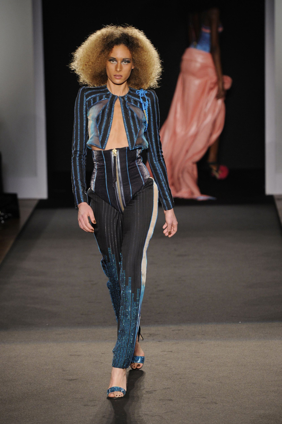 Sieht zwar nicht aus wie Haute Couture, ist aber trotzdem welche. Julien Fournie kombiniert Farbe und legere Schnittführung mit Disco Attitüde und handgenähtem Saum.