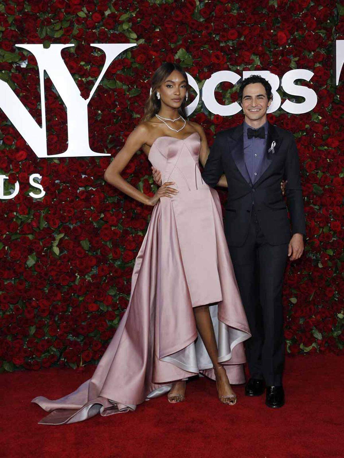 Jourdan Dunn kam in Begleitung von Designer Zac Posen und trug natürlich einen seiner Entwürfe.