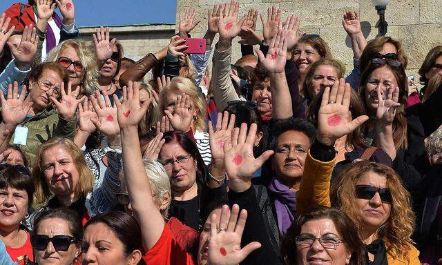 Viele Frauen protestierten Mitte Oktober vor dem türksichen Parlament in Ankara gegen das Gesetz.