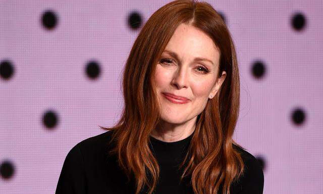 „Ein Schönheitssymbol bin ich nur, weil mir andere Leute dabei  helfen. Letztlich liegt das nur an den Kleidungsstücken, die man mir bei solchen Terminen zum Anziehen gibt“, sagt Julianne Moore.