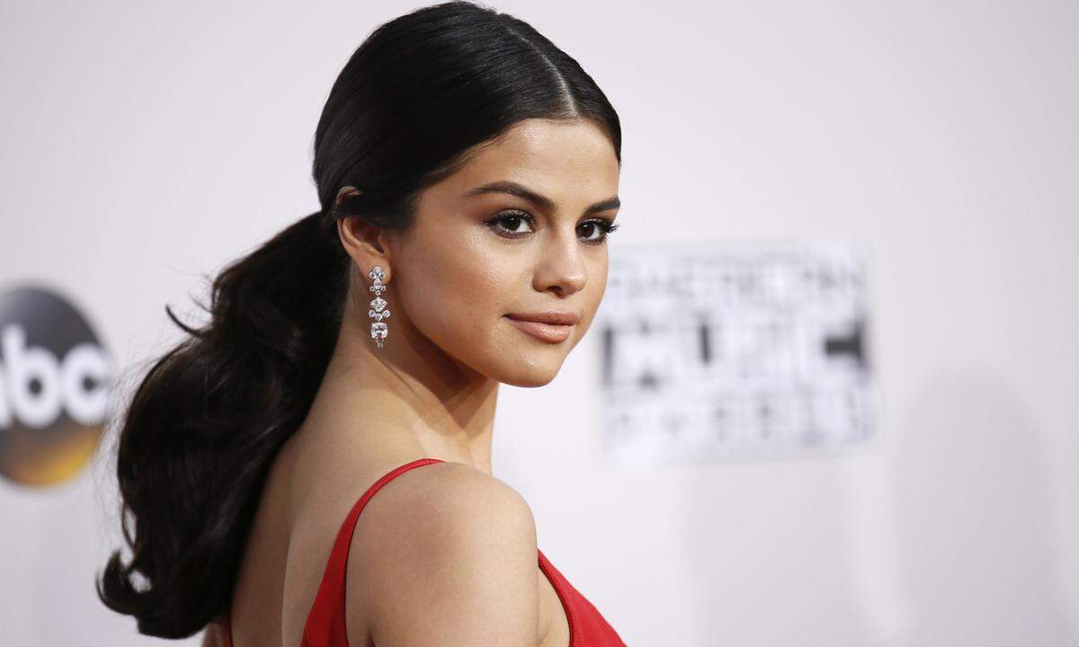 US-Sängerin Selena Gomez hat wieder Ärger mit einem aufdringlichen Fan. Ein Stalker wollte sie laut TMZ in ihrem Haus im südkalifornischen San Fernando Valley besuchen und ihr Geschenke überreichen, darunter auch ein Blumenstraß in Form eines Penis. Ihre Securityteam konnte den Mann aufhalten und informierte die Polizei. Noch befindet sich der 24-Jährige allerdings auf freiem Fuß.