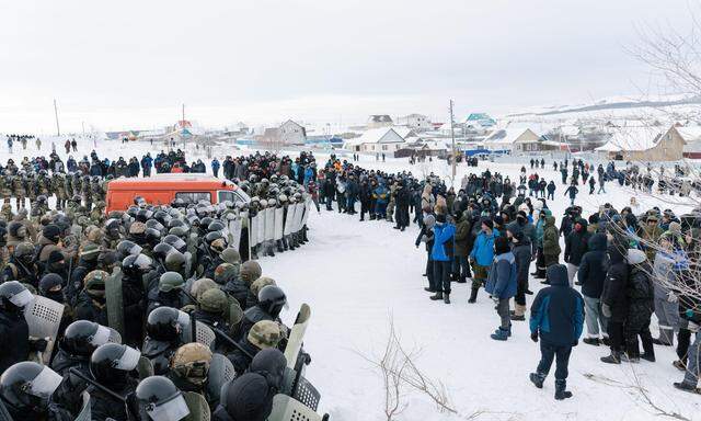 Bereitschaftspolizisten gehen am 17. Jänner 2024 in der Stadt Baymak in der zentralen russischen Region Baschkortostan gegen Demonstranten vor.