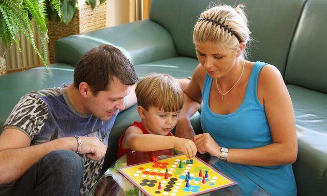 Familie mit Brettspiel