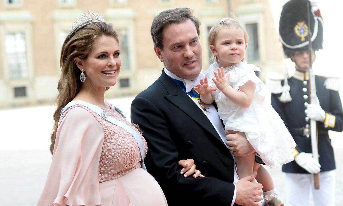 Und natürlich erwarten wir heuer auch wieder ein paar royale Babys. Laut einer Mitteilung des schwedischen Königshofs wird das dritte Kind - nach Prinzessin Leonore und Prinz Nicolas - von Prinzessin Madeleine und Chirs O'Neill im März 2018 zur Welt kommen.