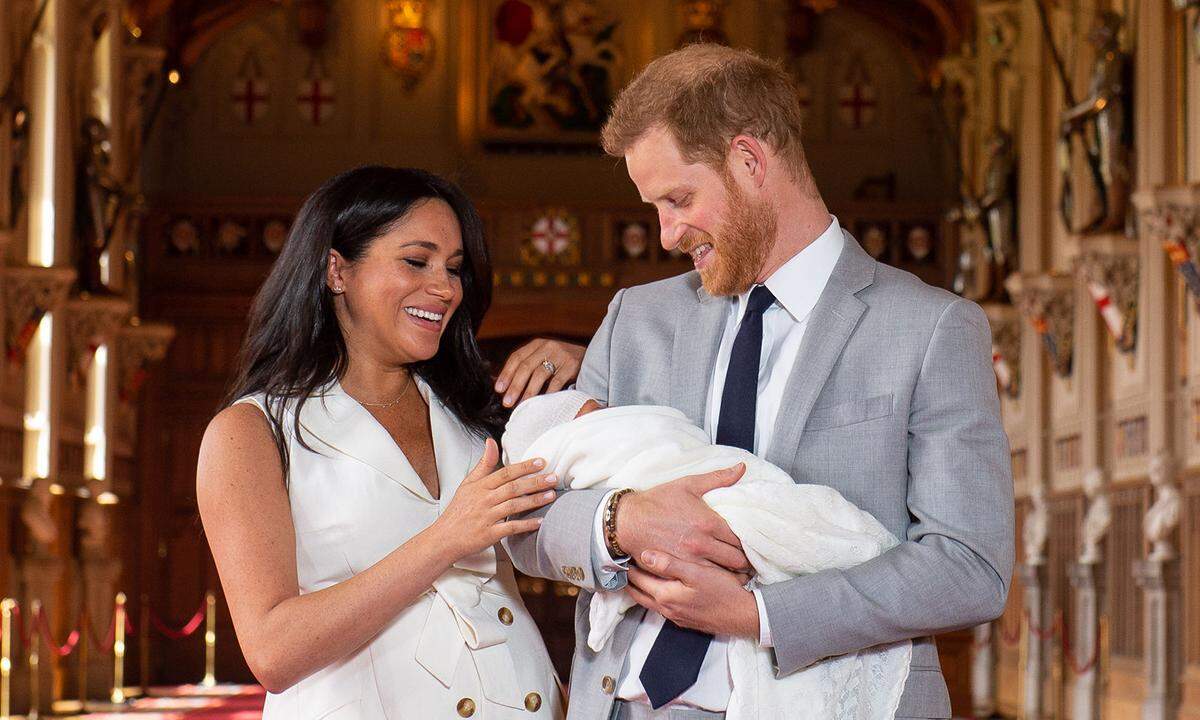 Auch Harry stand die Vaterrolle gut zu Gesicht. Breit lächelnd meinte er: „Elternsein ist unglaublich. Wir sind unfassbar glücklich, unser eigenes kleines Bündel Glück zu haben“. Auf die Frage, nach wem das Baby eher kommt, meinte die Herzogin: „Er sieht jeden Tag anders aus, wir können noch nicht sagen, wem er ähnelt“. Prinz Harry erkannte hingegen „schon ein bisschen Gesichtsbehaarung.“ Wenn auch nicht den Haarwuchs, seinen Humor hat sein Sohn hoffentlich geerbt.