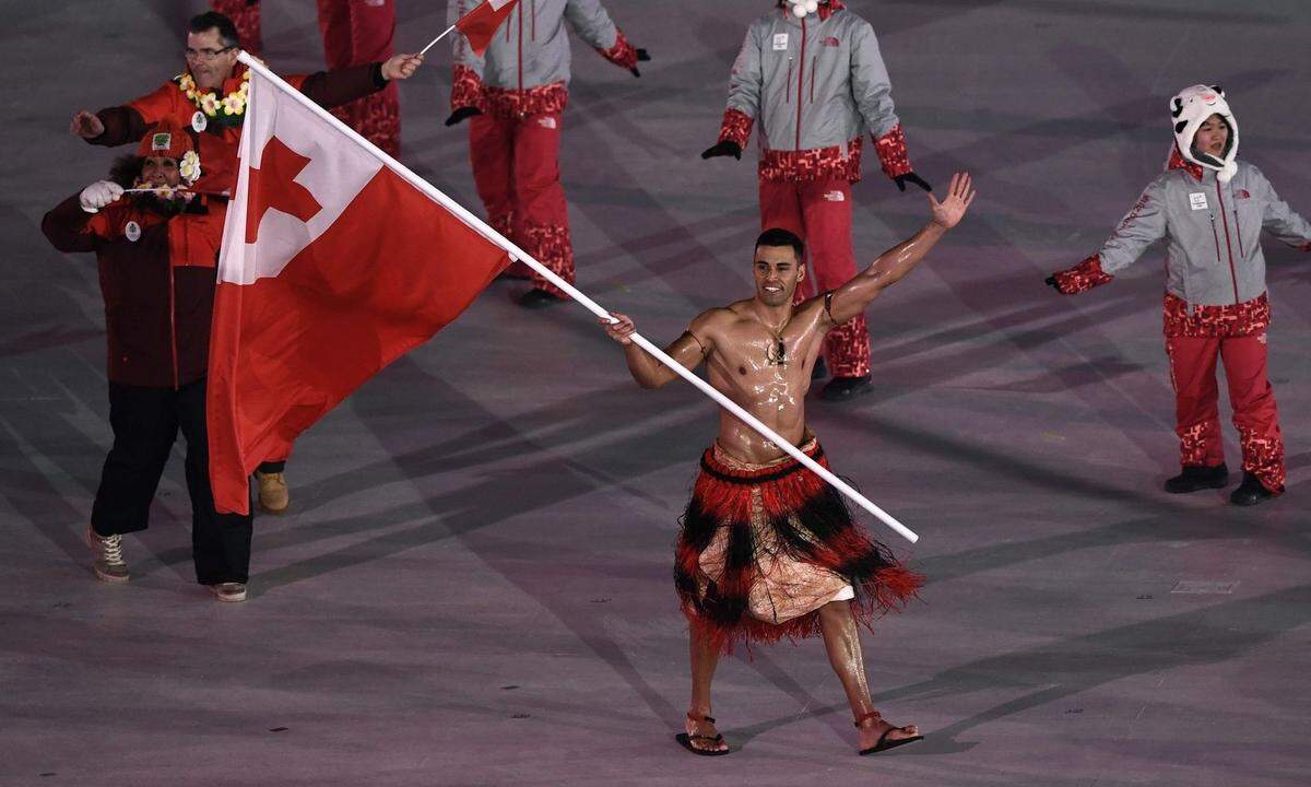 Berühmt wurde der Ski-Exot, der vor zwei Jahren noch beim Taekwondo angetreten war, für seinen Einlauf ins Maracanã-Stadion, als er die Delegation seines Landes anführte und die Fahne des Südsee-Staates auch schon mit nacktem Oberkörper trug.
