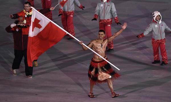 Berühmt wurde der Ski-Exot, der vor zwei Jahren noch beim Taekwondo angetreten war, für seinen Einlauf ins Maracanã-Stadion, als er die Delegation seines Landes anführte und die Fahne des Südsee-Staates auch schon mit nacktem Oberkörper trug.