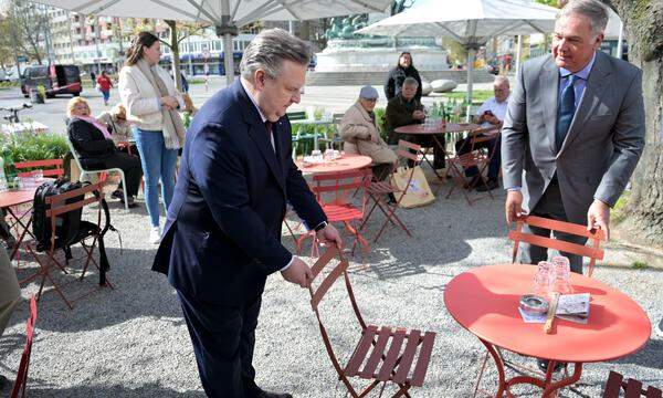 Wiens Bürgermeister Michael Ludwig (SPÖ) und Walter Ruck, Präsident der Wirtschaftskammer Wien, haben die Schanigartensaison eröffnet.
