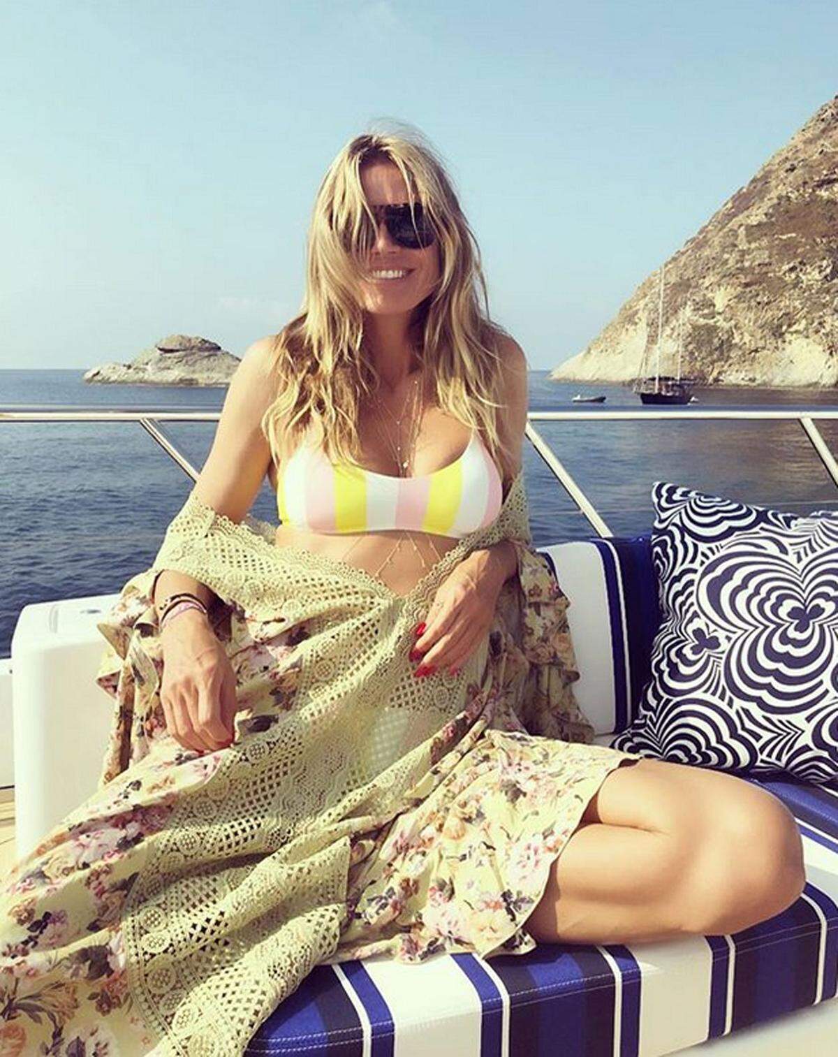 Buongiorno, sagt Heidi Klum. Sie platzierte ihre Yacht vor der Felsformation Faraglioni nahe der Insel Capri im Golf von Neapel.