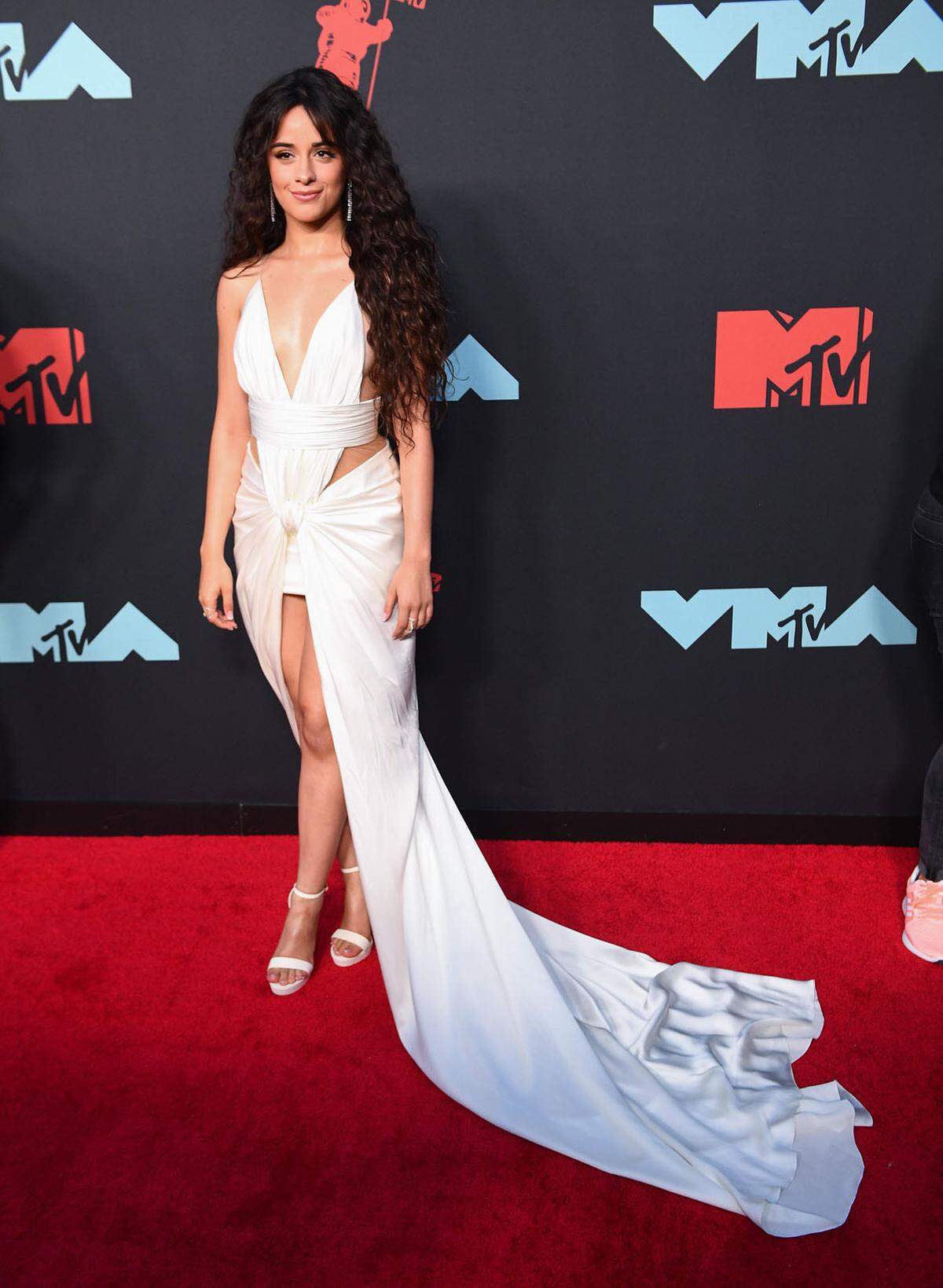 Camila Cabello heizte mit Shawn Mendes und ihrem gemeinsamen Song "Senorita" den Gästen ein. Cabello trug ein Kleid von Balmain.