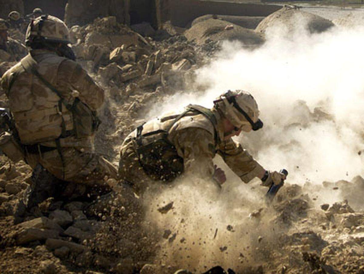 Nahezu 92.000 US-Militärdokumente über den Afghanistan-Krieg enthalten Details über den internationalen Einsatz. "Spiegel Online" schreibt, die zu Beginn dieser Woche ins Netz gestellten Dokumente zeigten "ein ungefiltertes Bild des Krieges" (mehr...).