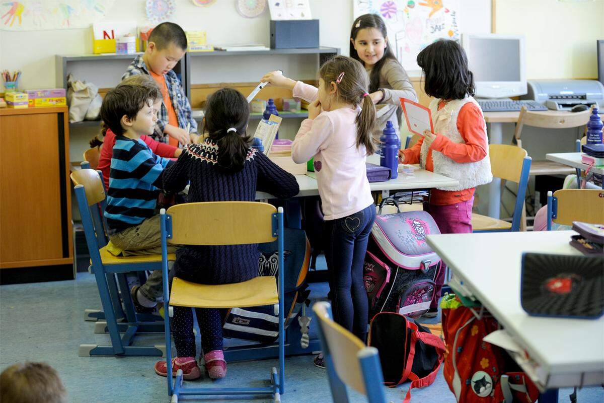 Schulen führen Kinder in die Gesellschaft ein. Hier treffen Kinder aufeinander, die bisher nichts miteinander zu tun und wenig gemeinsam hatten – sofern es sich nicht um exklusive Privatschulen handelt. Die Kinder bekommen eine Idee davon, wie andere Menschen leben. Menschen mit anderen Wertvorstellungen, sozialen oder kulturellen Hintergründen. Die Unterschiede werden stetig größer, was gerade auch in diesem Schuljahr deutlich werden kann, wenn in (rechnerisch) jeder sechsten Klasse in Österreich ein Flüchtlingskind sitzen wird.