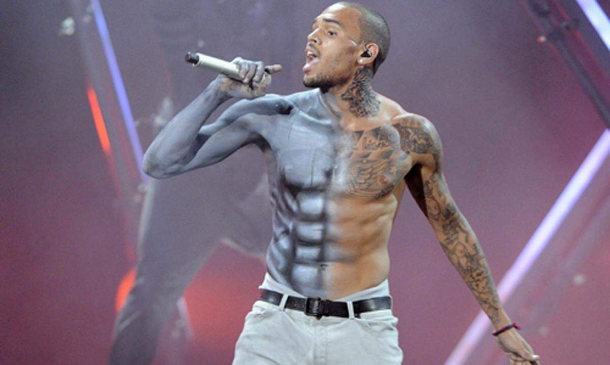 Chris Brown  beim Versuch sich halbseitig als Statue zu tarnen.