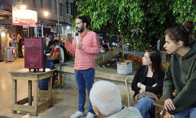„Wir wollen einen Staat, der alle integriert.“ Obeida Takriti diskutiert mit den Besuchern eines Cafés auf einem Platz im Viertel Bab el Raml.      