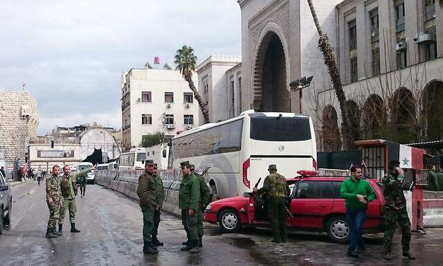 Soldaten riegeln das Gebiet rund um den Justizpalast ab