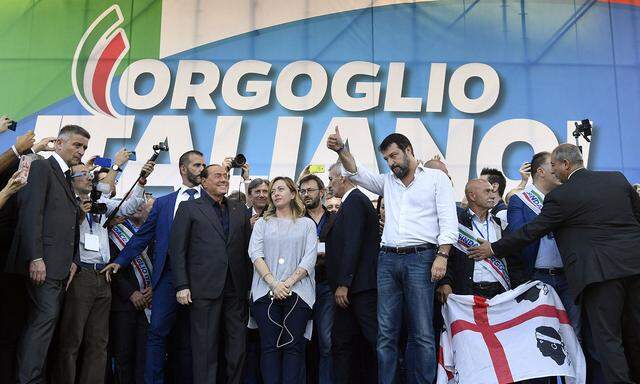 „Orogoglio italiano“ („Italienischer Stolz“): Salvini schmiedet eine Allianz mit Berlusconi und der rechten Meloni (Mitte). 