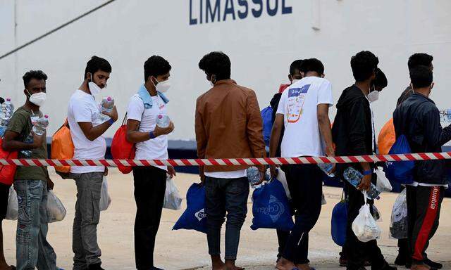 Bootsmigranten am 8. Juni auf der italienischen Insel Lampedusa, die seit Jahren ein Brennpunkt für die irreguläre Migration ist.