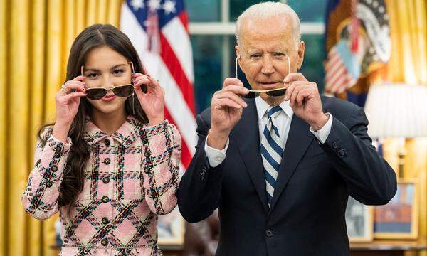 Olivia Rodrig mit US-Präsident Joe Biden 