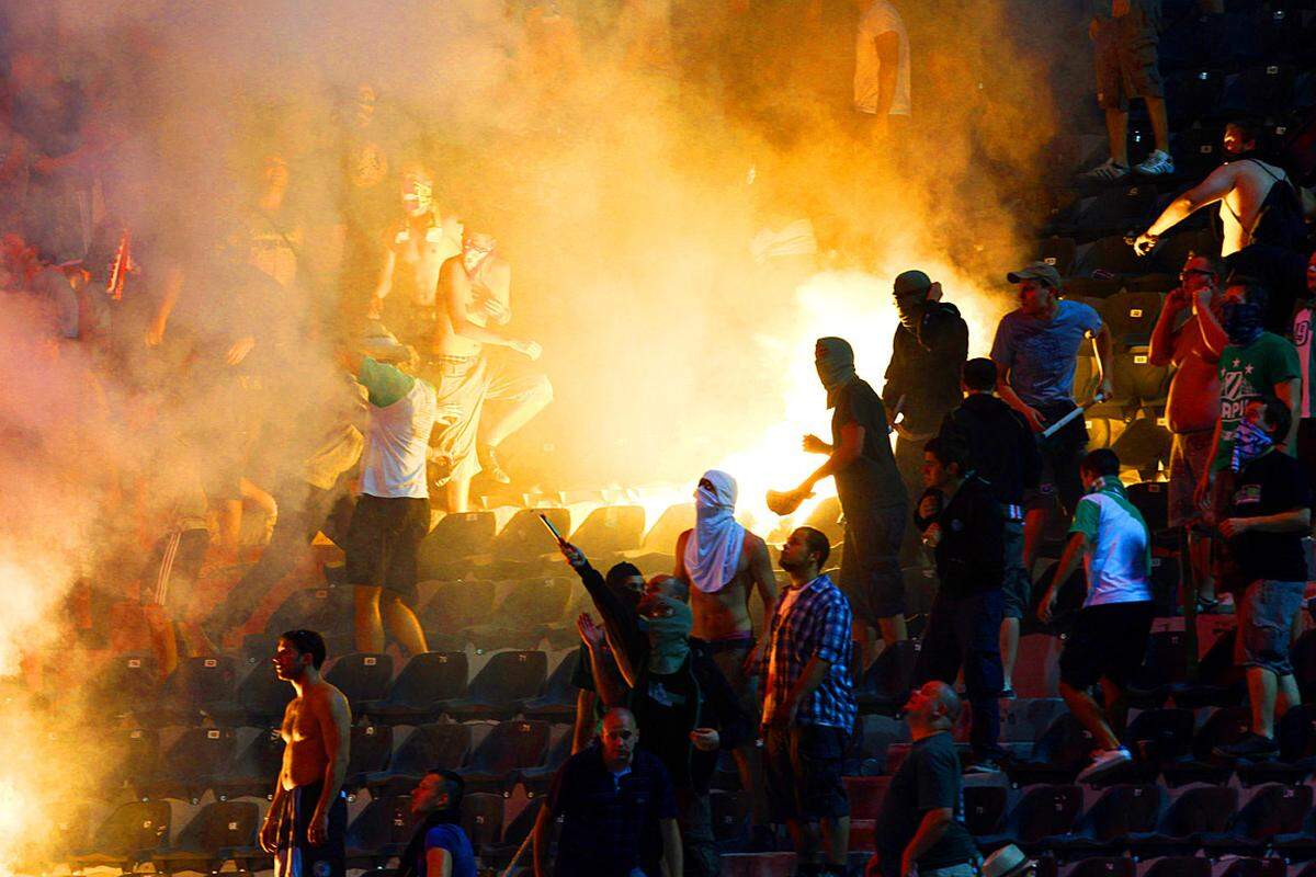 Vor dem Play-off-Hinspiel der Europa League zwischen PAOK Saloniki und Rapid ist es in Thessaloniki zu Ausschreitungen gekommen. Die Rapid-Fanbusse wurden bei der Ankunft eine Stunde vor Spielbeginn beim Toumba-Stadion vom PAOK-Anhang mit pyrotechnischen Gegenständen beworfen. Die Polizei setzte daraufhin Tränengas ein, dessen beißender Geruch auch im Stadion zu spüren war.