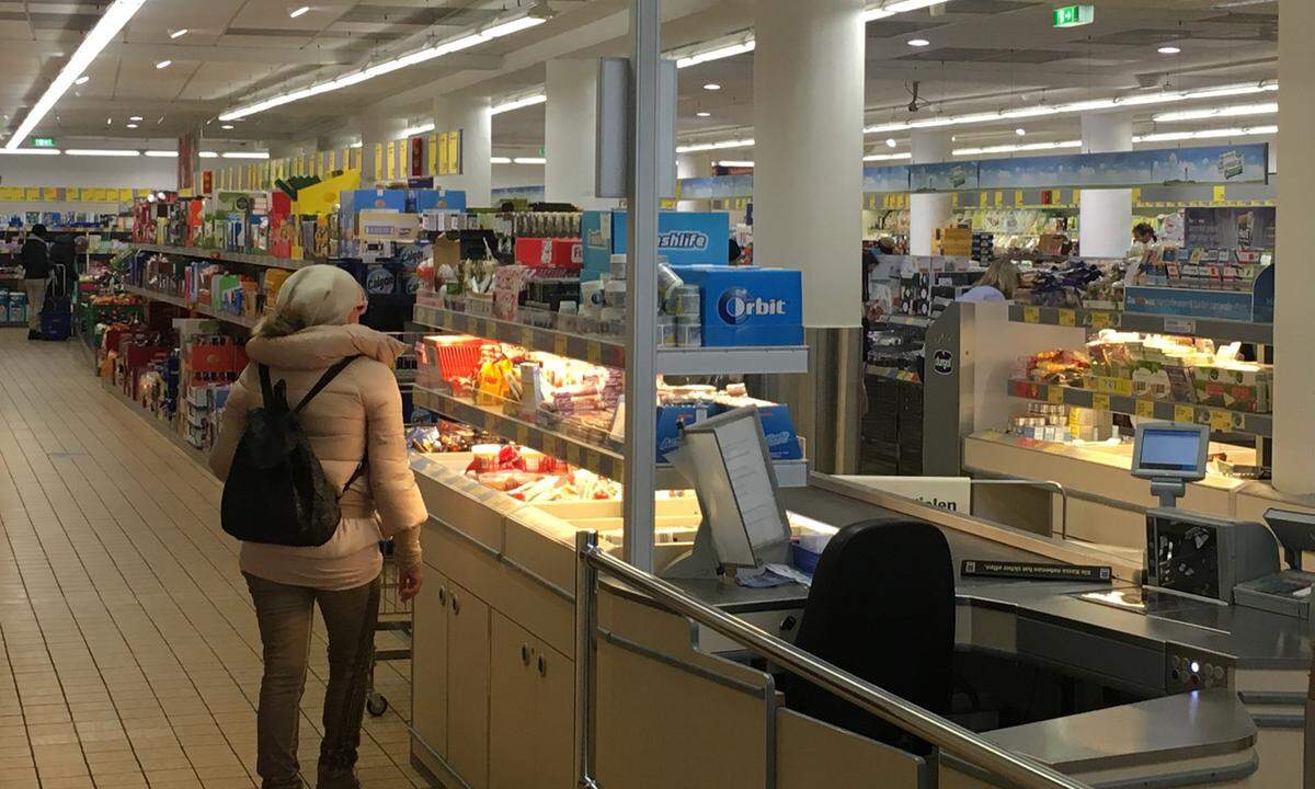 In Österreich hält das Unternehmen einen Marktanteil von 22 Prozent. Wie andere Lebensmittelhändler profitierte auch Hofer von der Zielpunkt-Pleite. Man übernahm elf Zielpunkt-Standorte. Laut dem GfK-Haushaltspanel vom Juni 2016 hat Hofer die meisten treuen Kunden. Neun von zehn österreichischen Haushalten gehen beim Diskonter einkaufen.